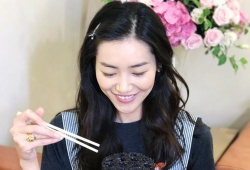 吃瓜网红西安大表姐,吃瓜网红的美食之旅与生活点滴